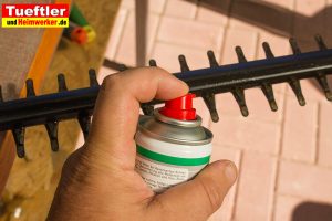 Ein spezielle Sprays schützt das Messer nach der Arbeit