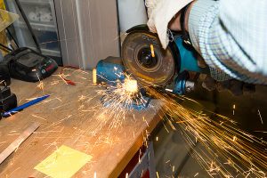 winkelschleifer-bort-bws-905-test-metall-trennen