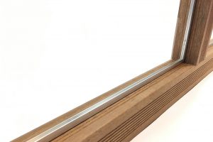 acrylglas-windschutz-wand-schiene-montiert