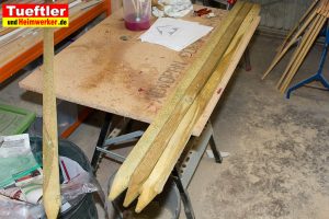 futterhaus-vogelhaus-staender-dreibein-baumpfaehle