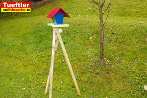 futterhaus-vogelhaus-staender-dreibein-baumpfaehle-garten