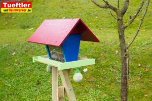 futterhaus-vogelhaus-staender-dreibein-baumpfaehle-garten2
