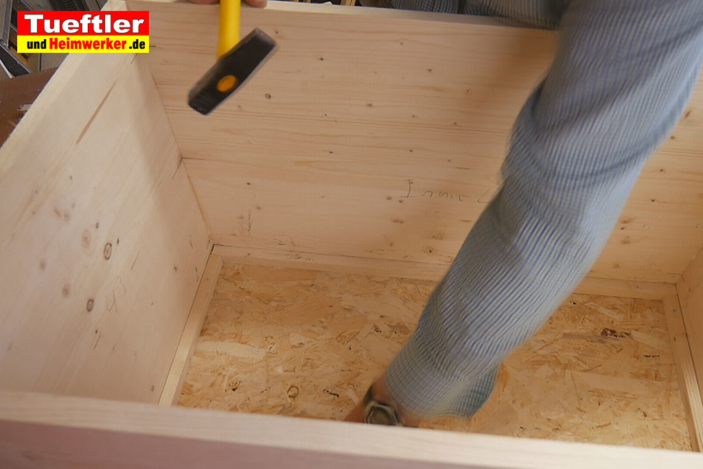 Katzenhaus-DIY-Projekt-Leimholz-Leisten-anbringen-Stepp5b