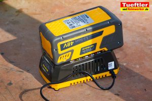 Akku-Rasenmaeher-Test-Stiga-SLM-4048-AE-48V-Akku-Ladegeraet