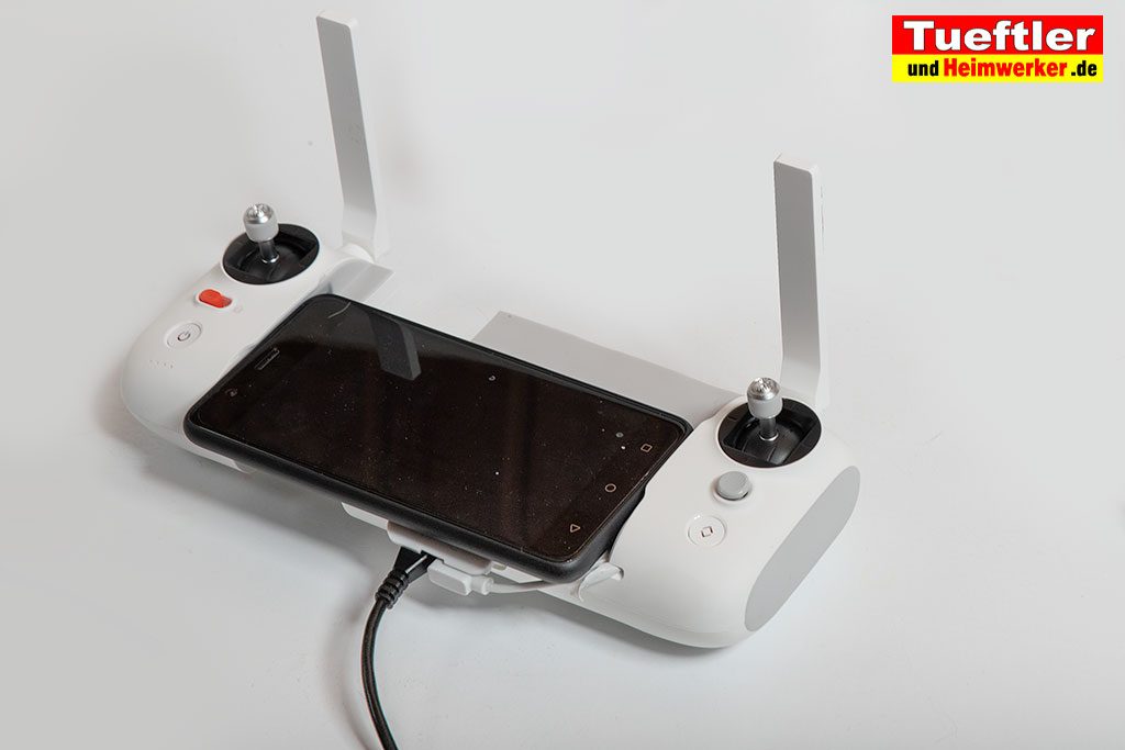 Drohne-Test-FIMI-X8-SE-Fernsteuerung-aufladen