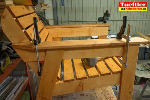 Gartenstuhl-bauen-Armlehne-montieren