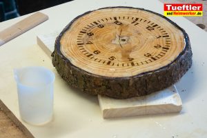 Baumscheiben-Uhr-Epoxidharz-eingepinselt