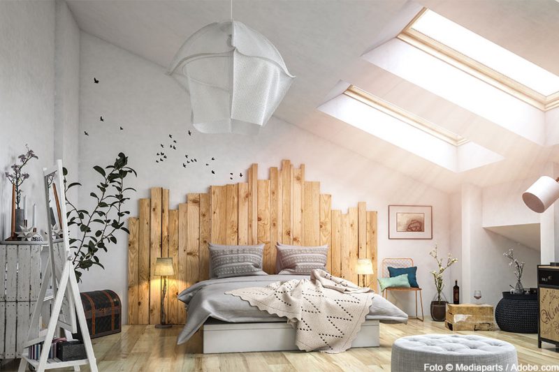 Dachbodenausbau-Schlafzimmer-Bett-Himmel-Blick