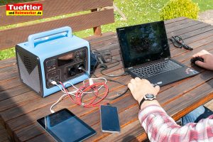 Powerstation-Test-Bluetti-EB55-Notebook-Smartphones-laden