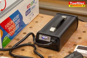 LiFePo4-Ladegeraet-Test-Redodo-Akku-Ladegeraet-beim-Laden