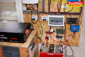 DIY-Solaranlage-mit-Speicher-Akku-Laderegler-Wechselrichter-Test