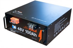 LiTime-48V-100Ah-LiFePO4-Batterie-Test-Rack-Batterie-freigestellt