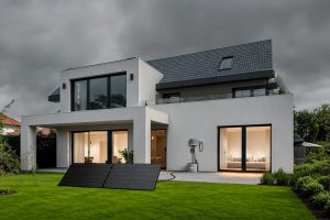 SolarFlow-800-Hybrid-Wechselrichter-Test-Produktfoto-Garten-Balkonsolaranlage-Schatten