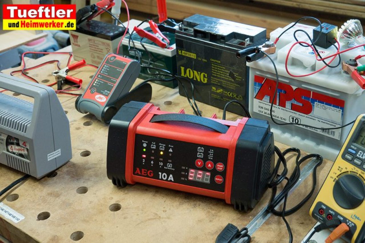 10A Autobatterie Ladegerät, 12V/24V Smart vollautomatische KFZ  Batterieladegerät mit LCD-Bildschirm, geeignet für Auto LKW Motorrad  Rasenmäher Boot Marine Batterien : : Auto & Motorrad